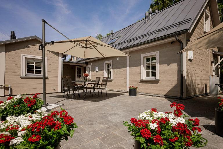 Terrace Apartment Steps from Jomas Street & Beach - Ferienwohnung Riga-Strand