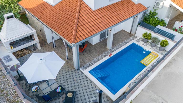 House Adeo with private pool, Pula - B&B Pola