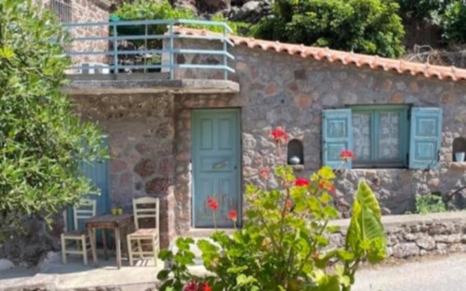 Cozy house in the foot of the volcano Methana - B&B Methana