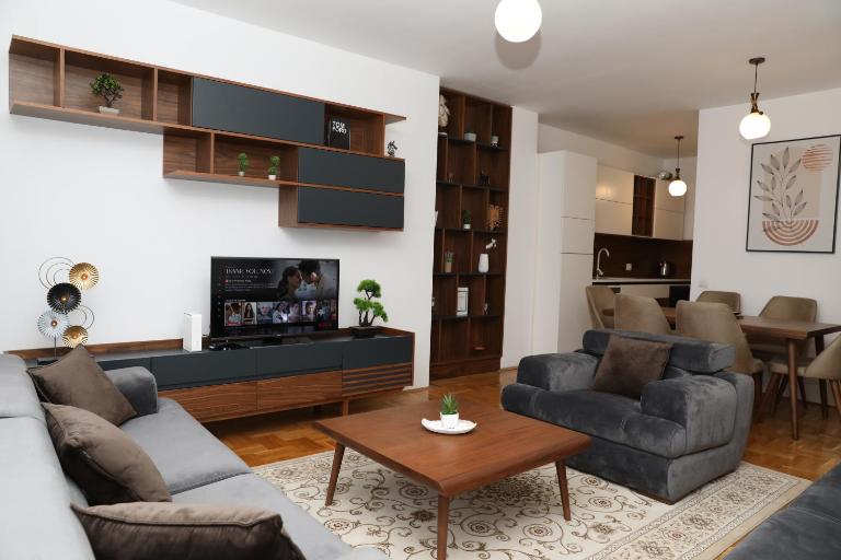 Margo Apartment City-Centre FREE PARKING 3BEDROOMS - Bed and Breakfast Pristina
