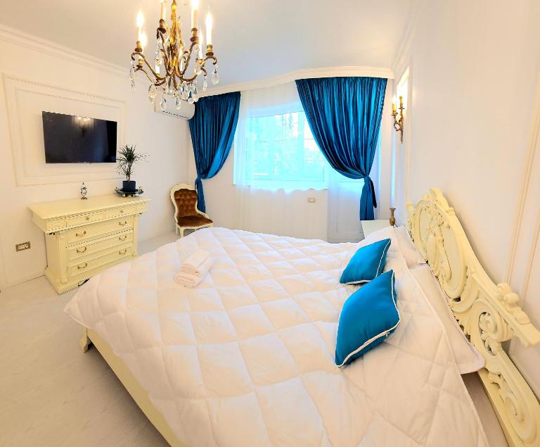 Phoenix Nest Elegant 2-Bedroom Apartment Self Check-in Near Constanța Port & Old Town - B&B Constanța