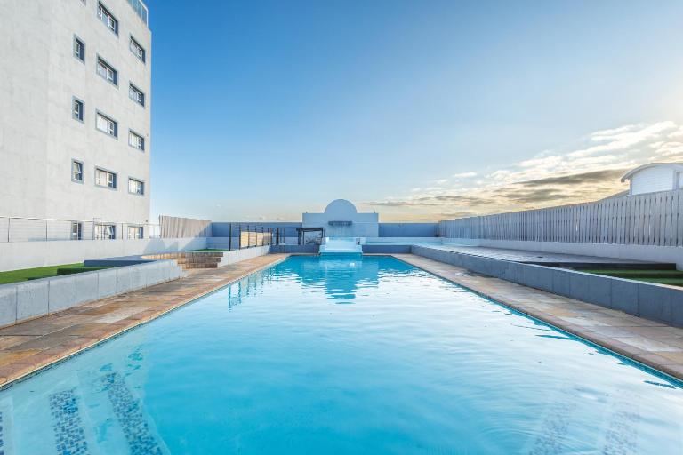 Exquisite Emerald Stay at Ridgeton Modern Two Bedroom Apartment in the Heart of Umhlanga Ridge Sleeps 6 - B&B Durban