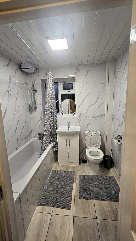 London Luxury 3 Bedroom Apartment close to East Ham Station - B&B London