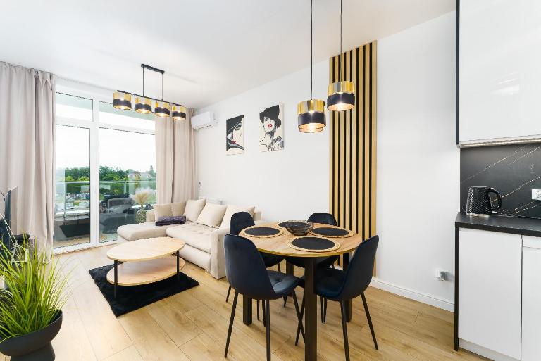 Apartament ZŁOTY Ku Morzu, 150 m od plaży USTRONIE MORSKIE, podgrzewany basen, prywatny parking, klimatyzacja, duży balkon - B&B Sianożęty