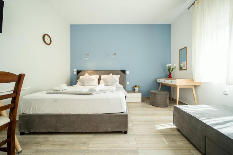 Seaside Studio in Nea Peramos, Sleeps 4 - B&B Nea Peramos