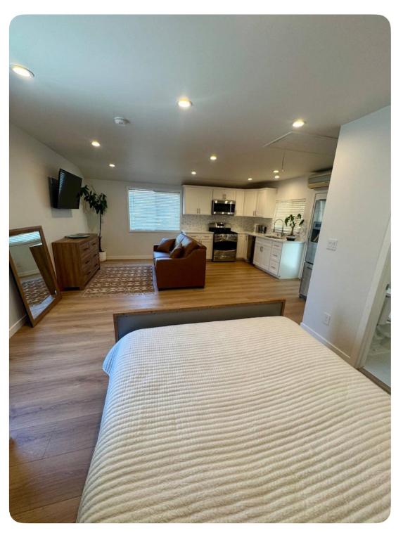 PRIVATE modern studio Guesthouse - B&B Los Angeles