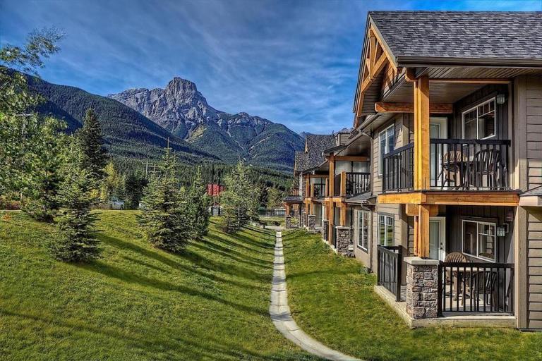 Peaceful 2BR Canmore Banff Available, Free WiFi & Parking - Bed and Breakfast Dead Man's Flats