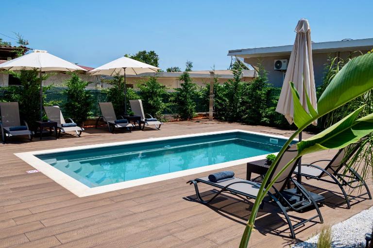 Lumina Apartment with Shared Pool - B&B Perivólia