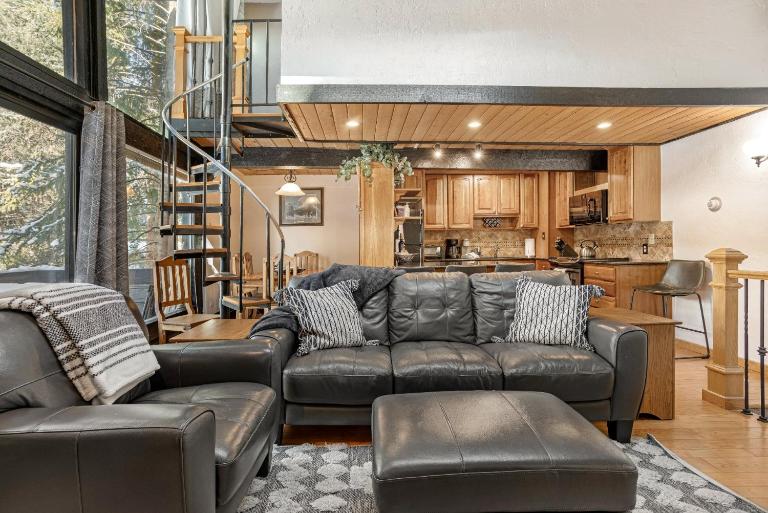 2 Bedroom Plus Loft, Right on Gore Creek, Free Bus Route, New Listing - Chambres d'hôtes Vail