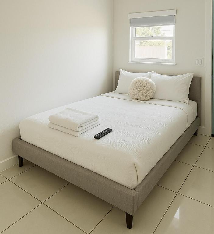 Tempurpedic Queen - Laundry, Parking & EV Charger - B&B Hollywood