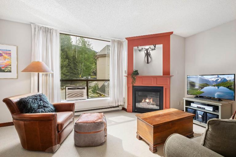 1BR and Sofabed in Marquise, Near Ski Hill, Fireplace, Hot Tub and Sauna, Gym Access - Chambres d'hôtes Whistler