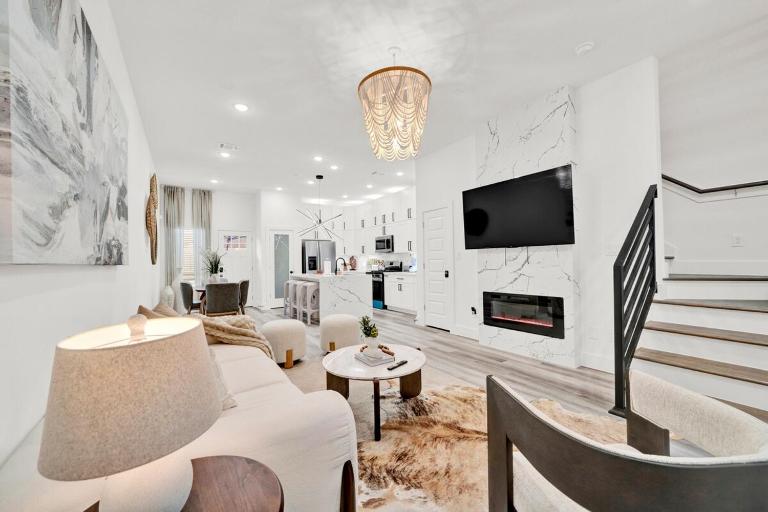 Modern Gated Townhome 5 Mins to NRG & Med Center - B&B Houston
