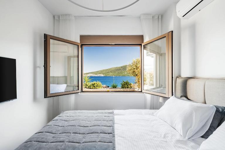 New Apartment with sea view terrace and pool - B&B Baošići