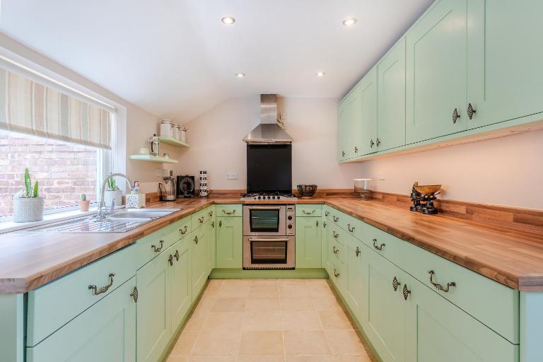 Charming 2 Bed Property - Bed and Breakfast Upton