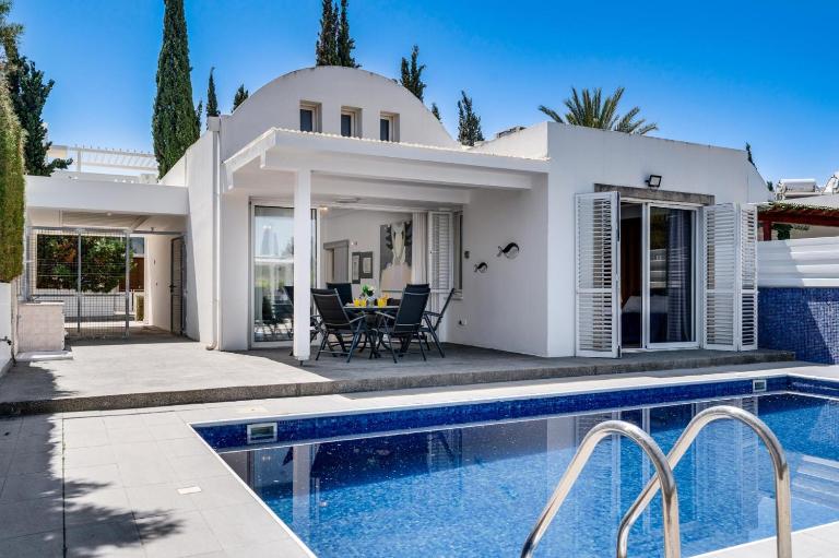Villa Zina by Ezoria Villas - B&B Meneou