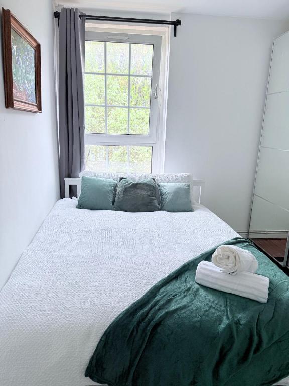 Cozy Double Room Retreat-Private room with shared bathroom -king size bed, near Station, for 2 ppl near Central LONDON - Bed and Breakfast Londen