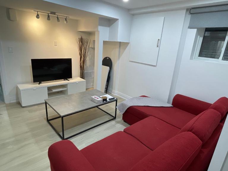 Executive Apartment - 2BDR Parking Self-check in - Walkout basement Lower Unit - B&B Mississauga