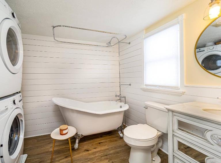 Stylish 2BR n Old Town Greenwood - B&B Greenwood