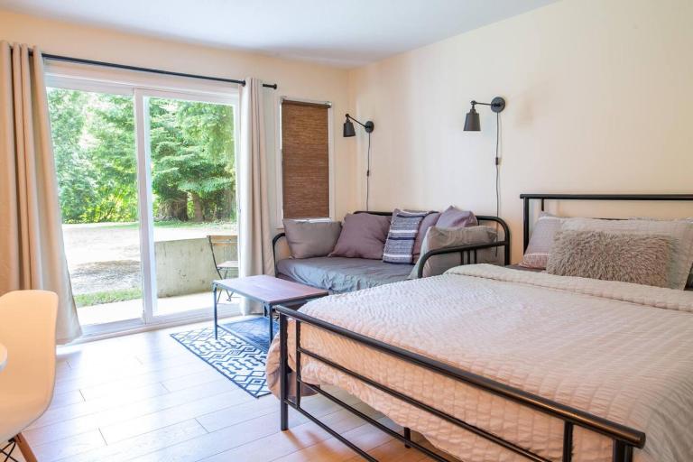 Studio w Balcony with Smart TV and 2 Min Walk to Lake - B&B Harrison Hot Springs