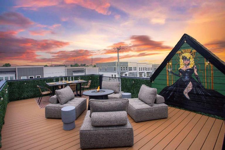 Rooftop Deck Hot Tub Fire pit Sleeps 10 - B&B Nashville