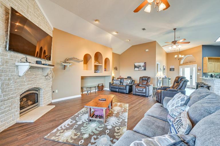 Boat Dock & Hot Tub: Waterfront Home in Milam! - Ferienwohnung Alliance