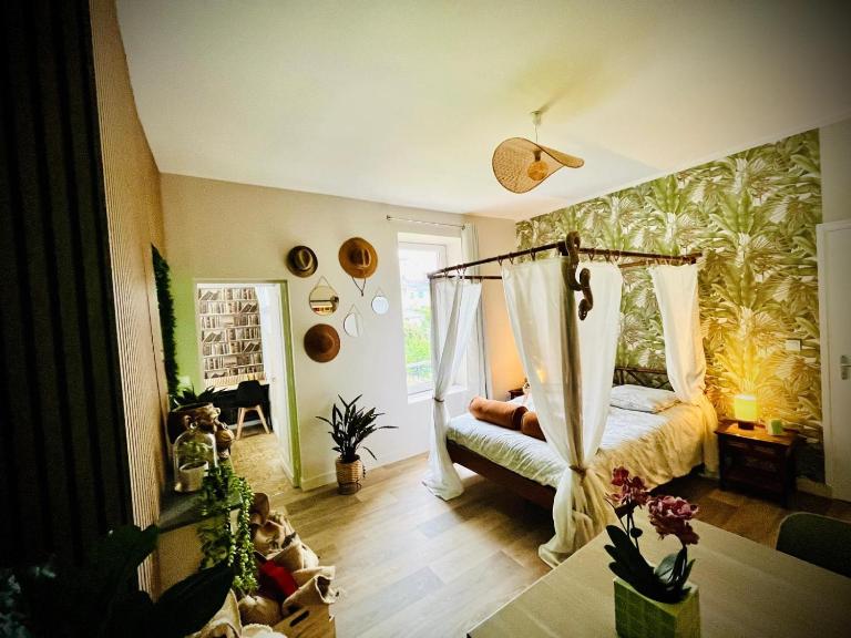 Suite Eden Jungle - Ambiance tropicale cosy - B&B Limoges