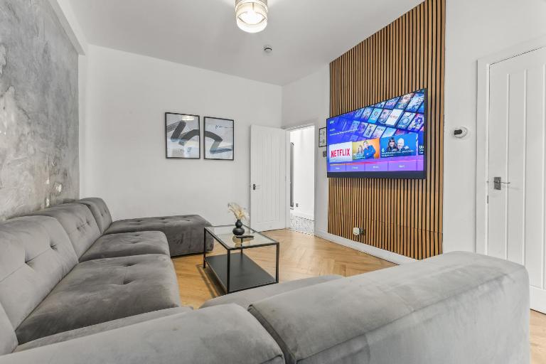 Modern City Centre Townhouse sleeps 10 & Parking - Chambres d'hôtes Manchester