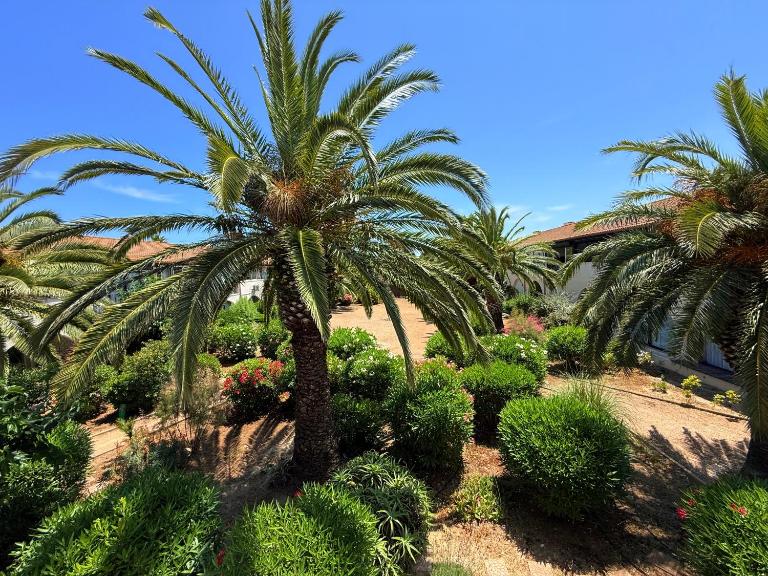 Appartement avec Loggia paisible, à 500m de la plage - vue dégagée & parking privé - B&B Saint-Cyprien-Plage