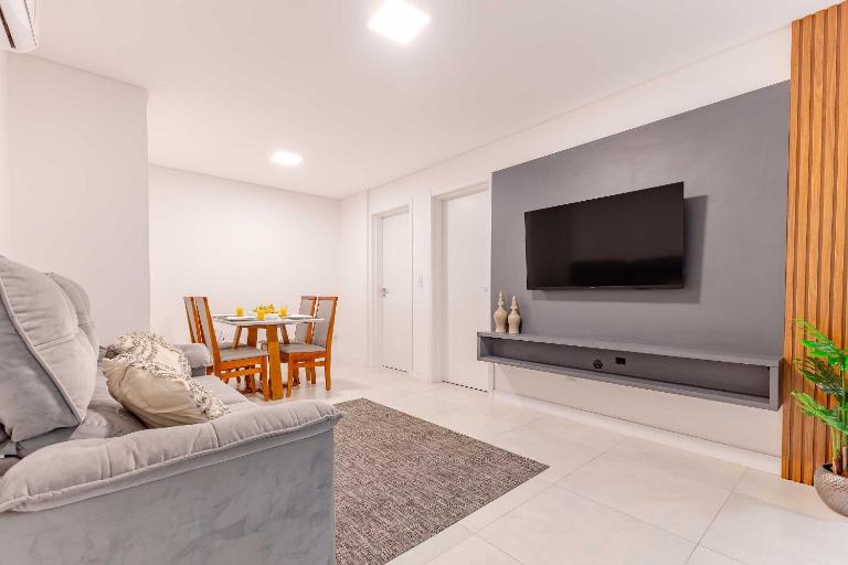 Apto 2 suites a poucos passos da av. principal. - Bed and Breakfast Pombas