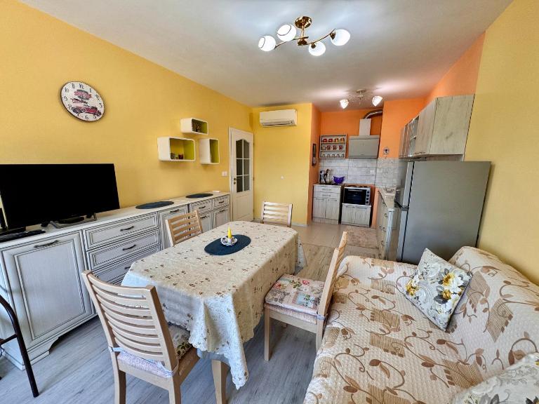 Sea View Apartment in Aurora Complex, Steps from the Beach - B&B Saints Constantine and Helena