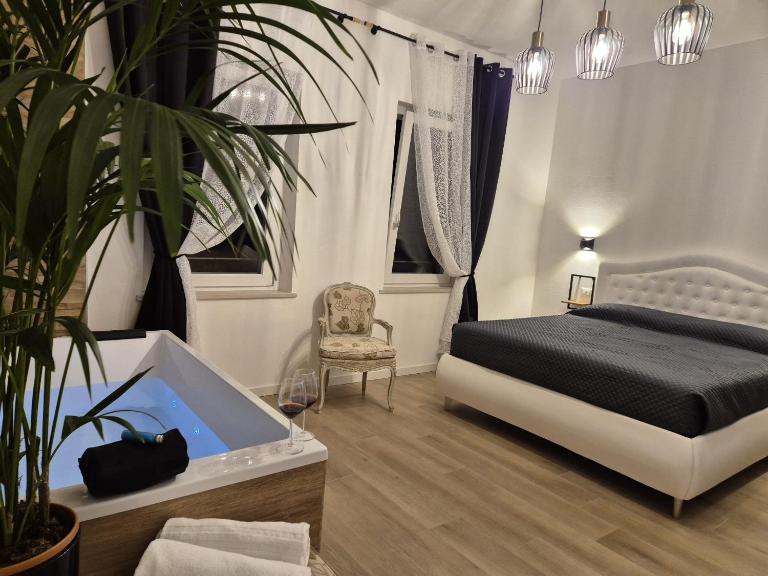Superior Suite, Villa Joy Verona, Luxury Romantic Suite with Jacuzzi, near City Center - B&B Verona