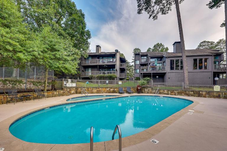 Pool, Hot Tub & Lake Access: Lake Hamilton Condo! - Chambres d'hôtes Lake Hamilton