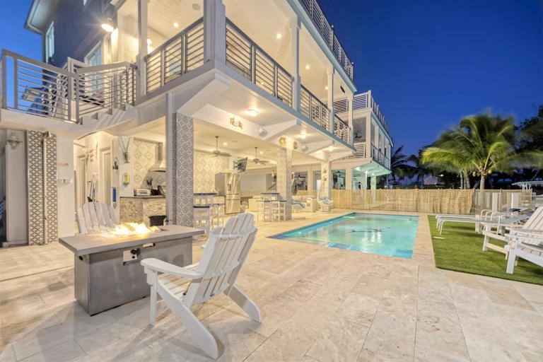 Casa Playa- Luxury Pool Home, 36' Dock - Chambres d'hôtes Marathon