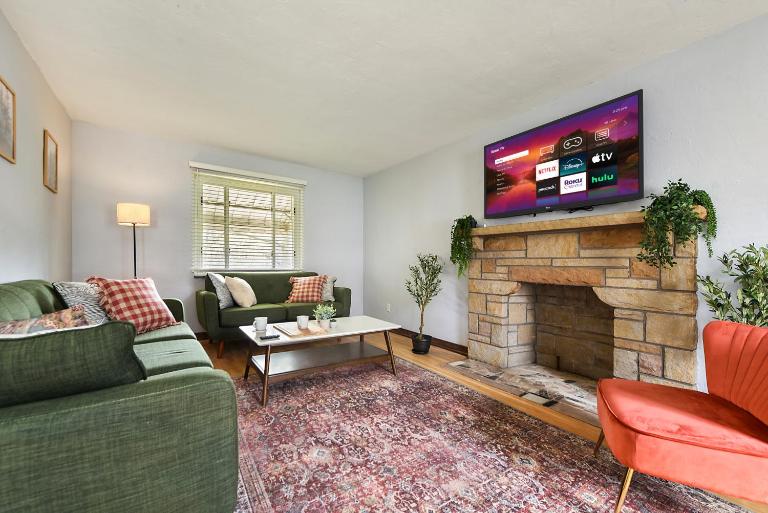 Cozy 3-bedroom family home - sleeps 8, great coffee - B&B Pittsburgh