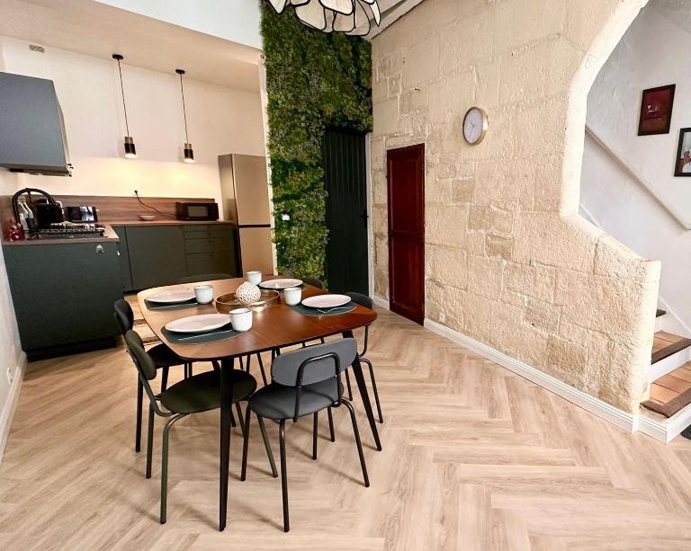 Maison rénovée avec Clim et loggia - arles centre - B&B Arles