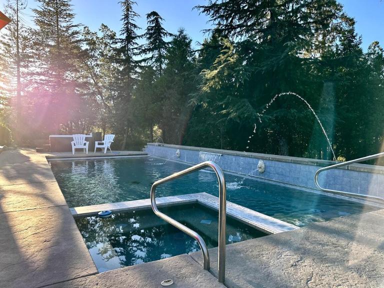 Scenic Mountain Views w Heated Pool, Game Room, and Hottubs - B&B Oakhurst