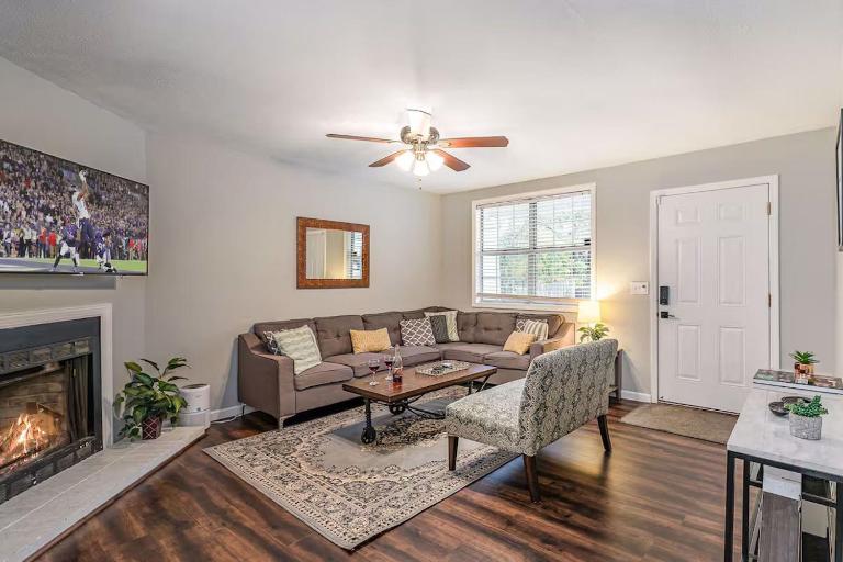 Recently Remodeled - Minutes from Downtown & BNA - B&B Nashville