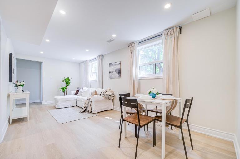 nest in orchard-main unit room - B&B Toronto