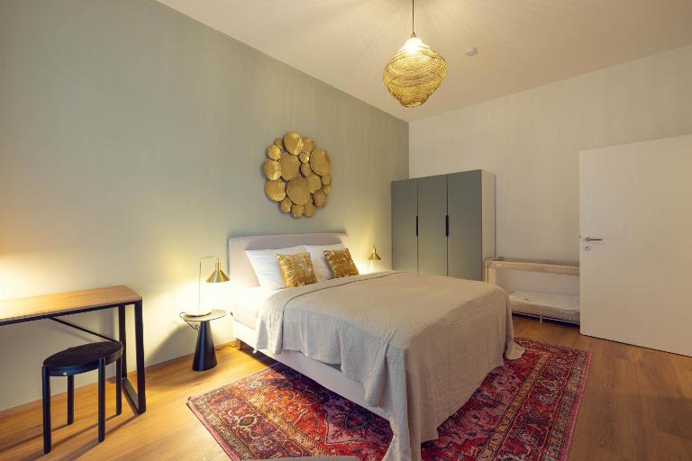 LeonArt Living 12 - Bed and Breakfast Graz
