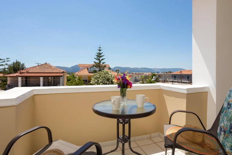 Ammos Comfort Apartments, 400m from Kalamaki Beach, by ZanteWize - Chambres d'hôtes Kalamákion