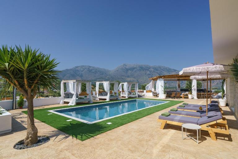 Villa Yammas, 5-Bedroom Stone Villa with Private Pool, Walking distance from Beach - Bed and Breakfast Dhrámia