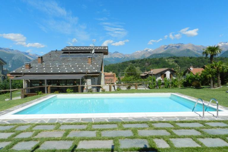 Villa La Corte with amazing pool and garden - B&B Colico