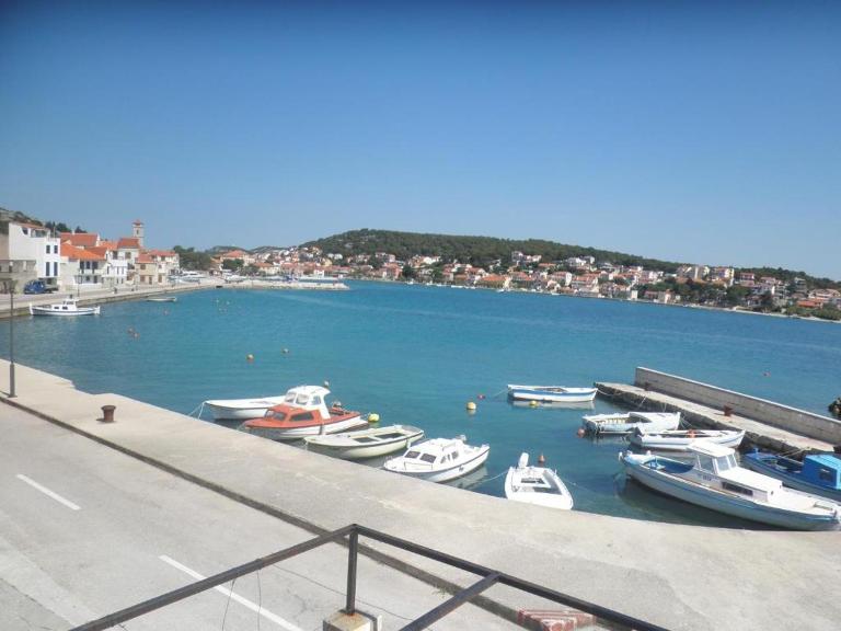 Aleta apartmani I - B&B Tisno
