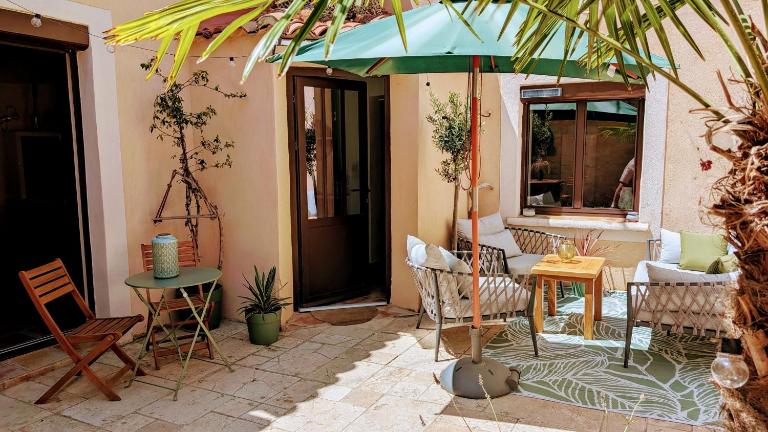 Charming & medieval village house completely renovated with great exterior and views - B&B Mallemort