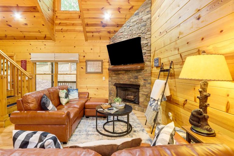Lakeside Cabin: Game Room, Dock, Orchard, Wineries - B&B Ellijay