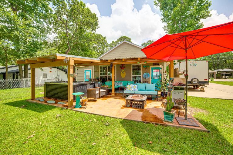 Pet-Friendly Lakefront Getaway w/ Hot Tub! - Bed and Breakfast Coffee City