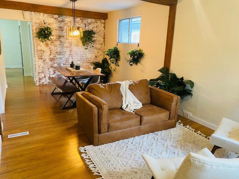 Trendy Kensington 3 min Walk Backyard AC Garage - Ferienwohnung Calgary