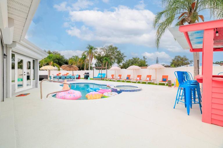 Cozy 3BD ‘Sweet Memories’ | Pool, Games & Hot Tub - Bed and Breakfast Bradenton