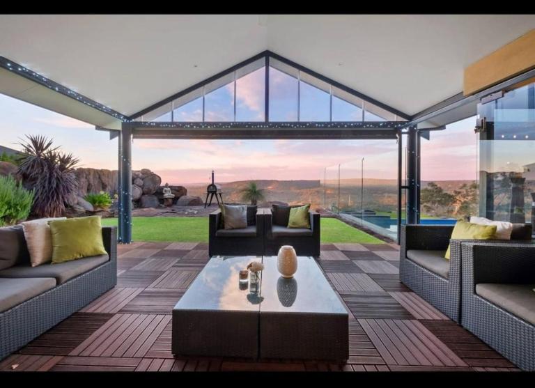 Zig Zag Retreat - Secluded Escape High on the Hill, Infinity Pool, Panoramic Views - B&B Perth