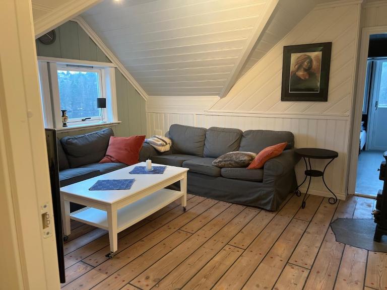 Loft by Water Lake, central, 5 min from E6 - Bed and Breakfast Moss